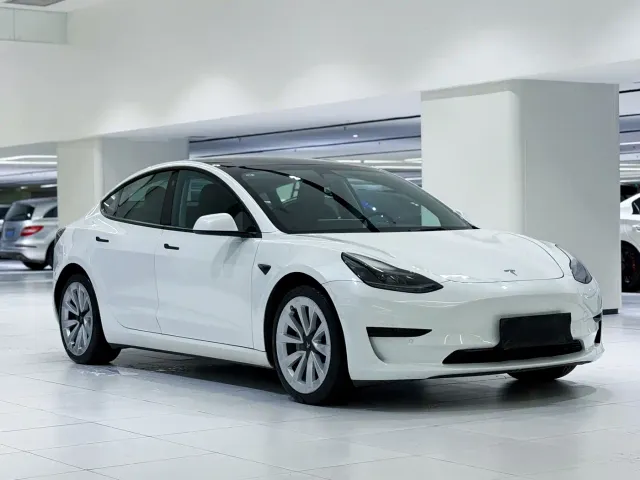 Tesla Model 3 — Фото автомобиля 4