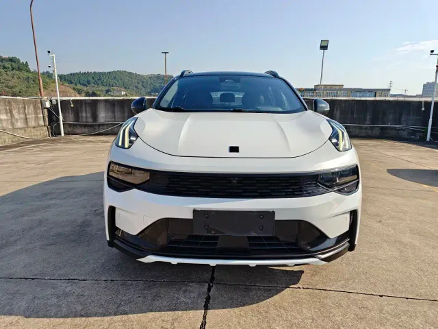 Lynk & Co 01 — Фото автомобиля 2