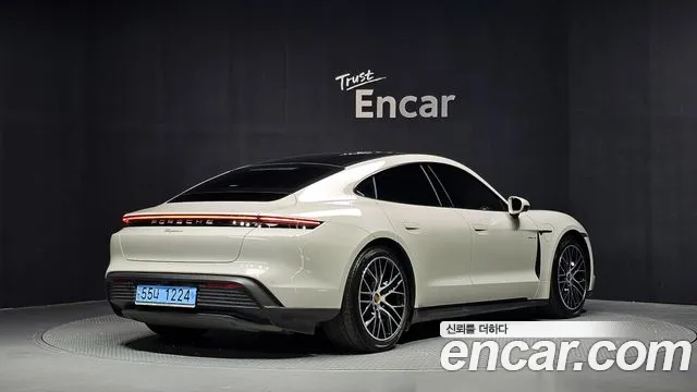 Porsche Taycan — Фото автомобиля 2