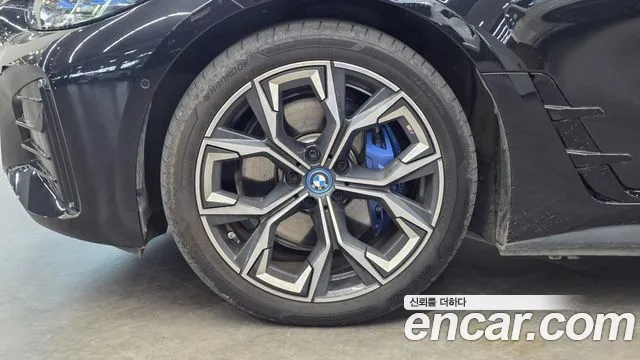 BMW i4 — Фото автомобиля 5