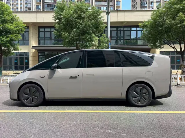 Li Auto MEGA — Фото автомобиля 6