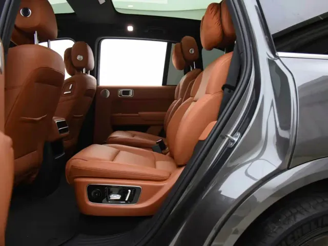 Li Auto L8 — Фото автомобиля 12