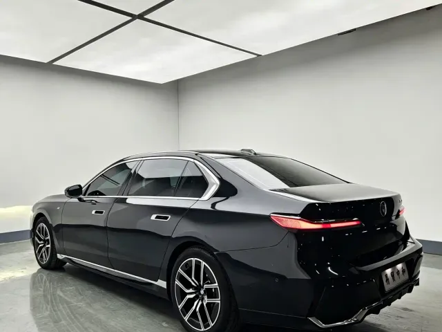 BMW 7 Series — Фото автомобиля 3
