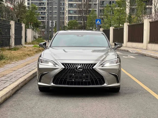 Фотография автомобиля — Lexus ES