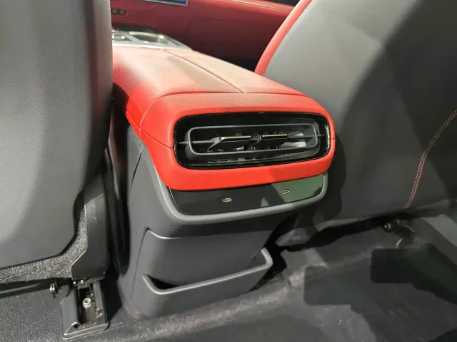 Xiaomi SU7 — Фото автомобиля 21