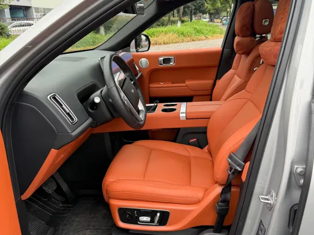 Li Auto L8 — Фото автомобиля 10