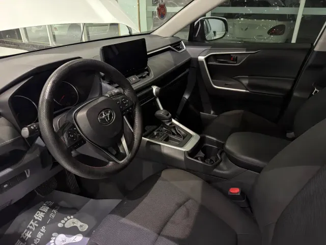 Toyota RAV4 — Фото автомобиля 4