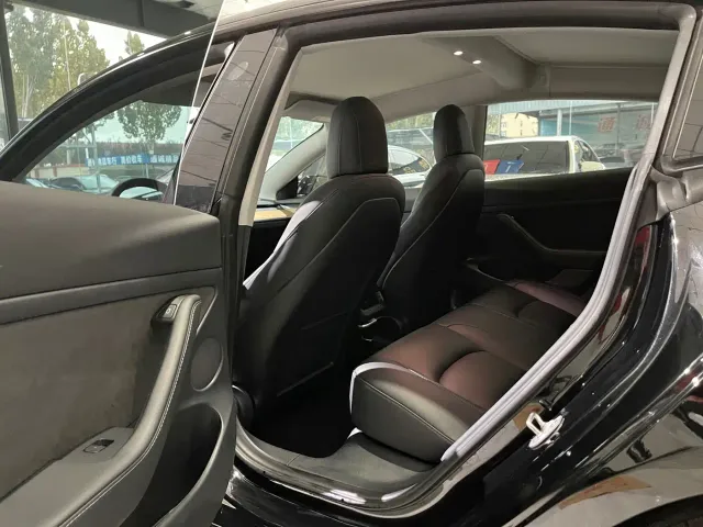 Tesla Model 3 — Фото автомобиля 5