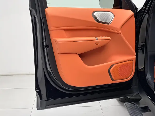 Lynk & Co 900 — Фото автомобиля 12