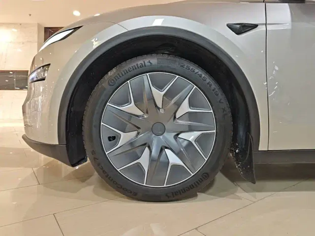 Tesla Model Y L — Фото автомобиля 22