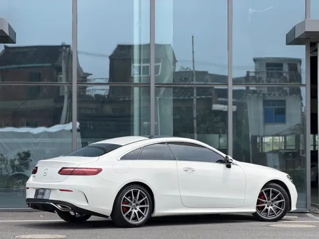 Mercedes-Benz E-Class — Фото автомобиля 5