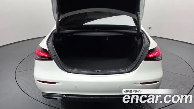 Mercedes-Benz E-Class — Фото автомобиля 20