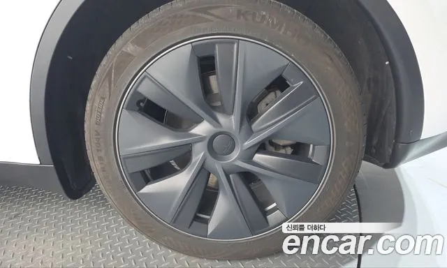 Tesla Model Y — Фото автомобиля 6