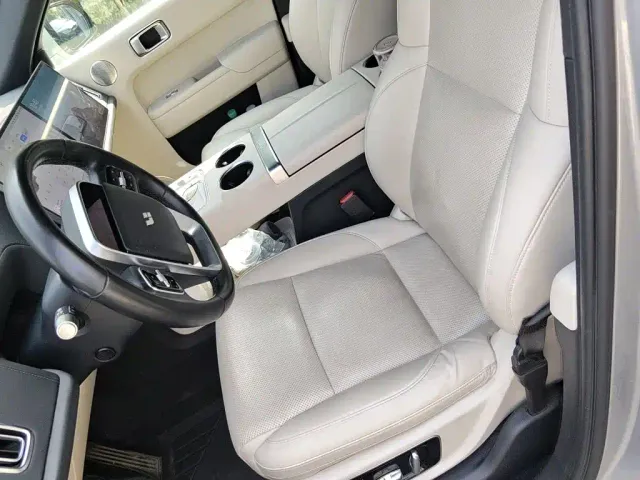 Li Auto L8 — Фото автомобиля 11
