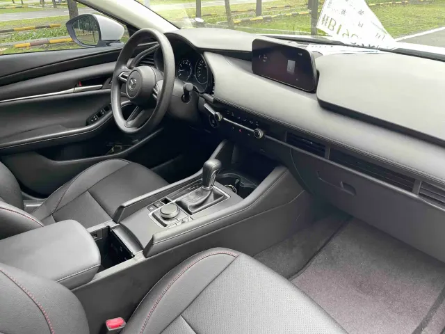 Mazda Axela — Фото автомобиля 12