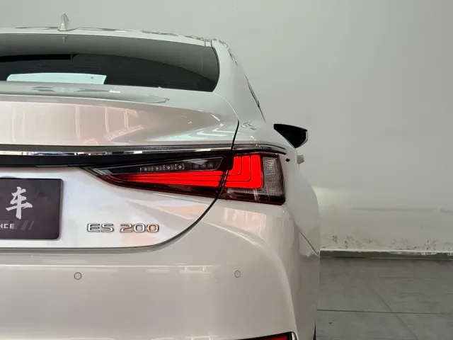 Lexus ES — Фото автомобиля 11
