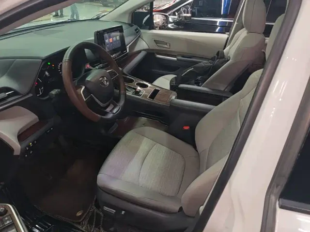 Toyota Sienna — Фото автомобиля 14