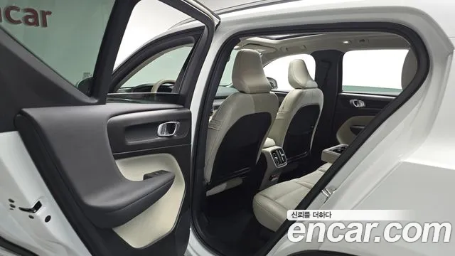 Вольво XC40 B4 Ultimate Bright — Фото автомобиля 10