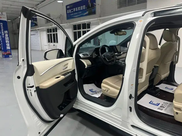 Toyota Sienna — Фото автомобиля 8