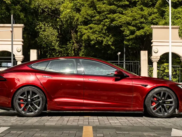 Tesla Model S — Фото автомобиля 7