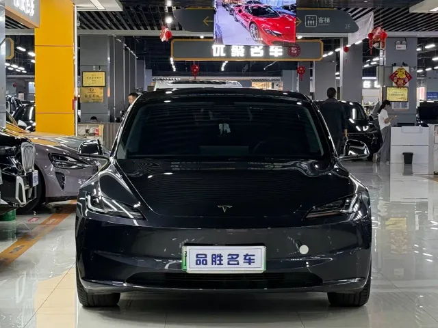Tesla Model 3 — Фото автомобиля 2