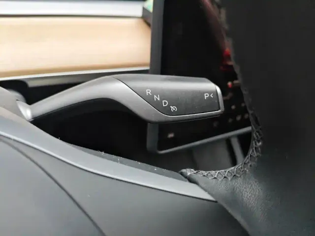 Tesla Model 3 — Фото автомобиля 6