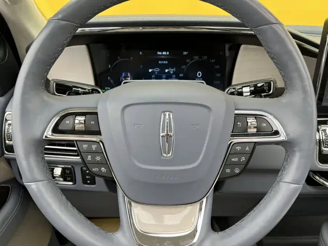 Lincoln Navigator — Фото автомобиля 21