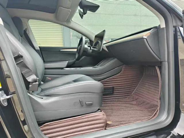 Tesla Model Y — Фото автомобиля 11