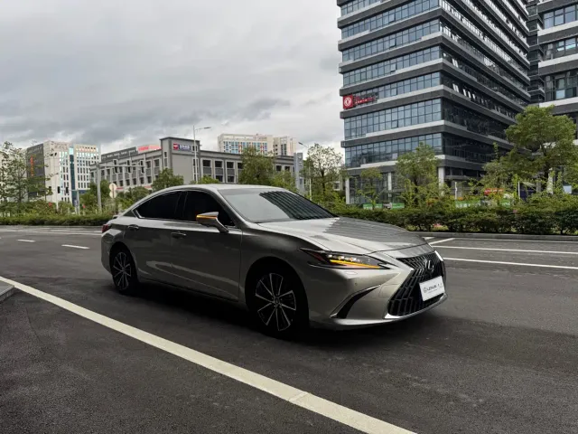 Lexus ES — Фото автомобиля 3