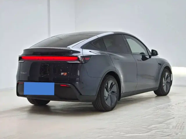 Tesla Model Y — Фото автомобиля 9