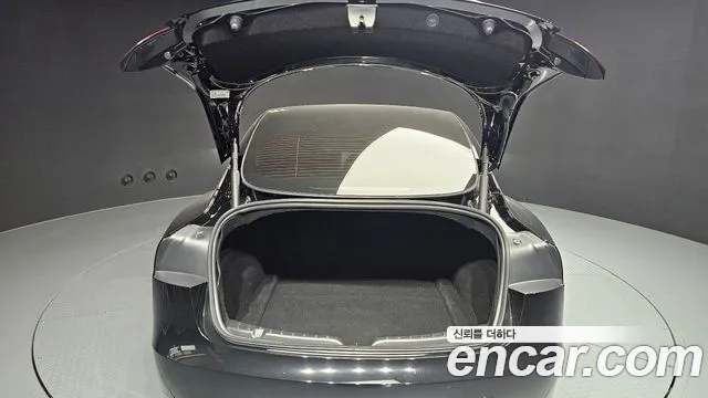 Tesla Model 3 — Фото автомобиля 30