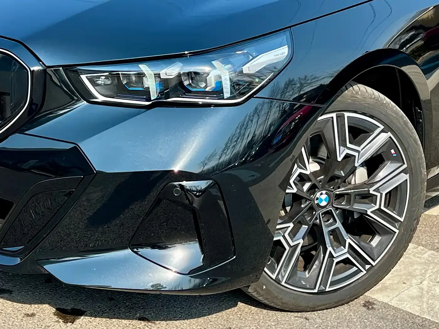 BMW BMW 5 Series 2025 530Li Premium M Sport Package — Фото автомобиля 6