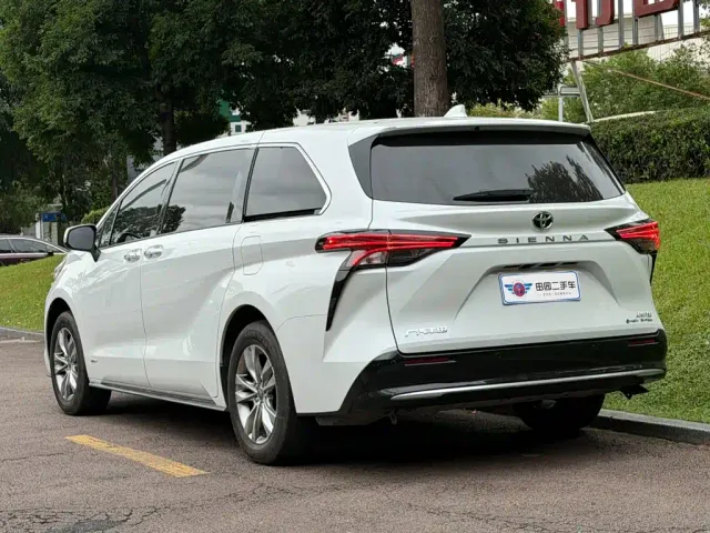 Toyota Sienna — Фото автомобиля 4