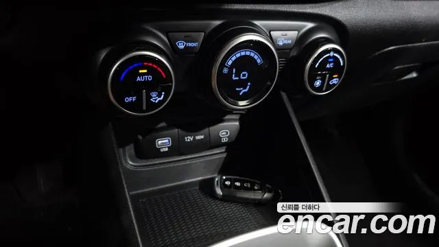 Hyundai Venue — Фото автомобиля 30
