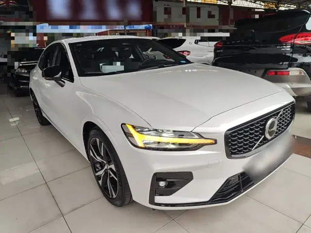 Volvo S60 — Фото автомобиля 3