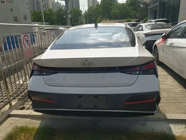 Hyundai Elantra — Фото автомобиля 5