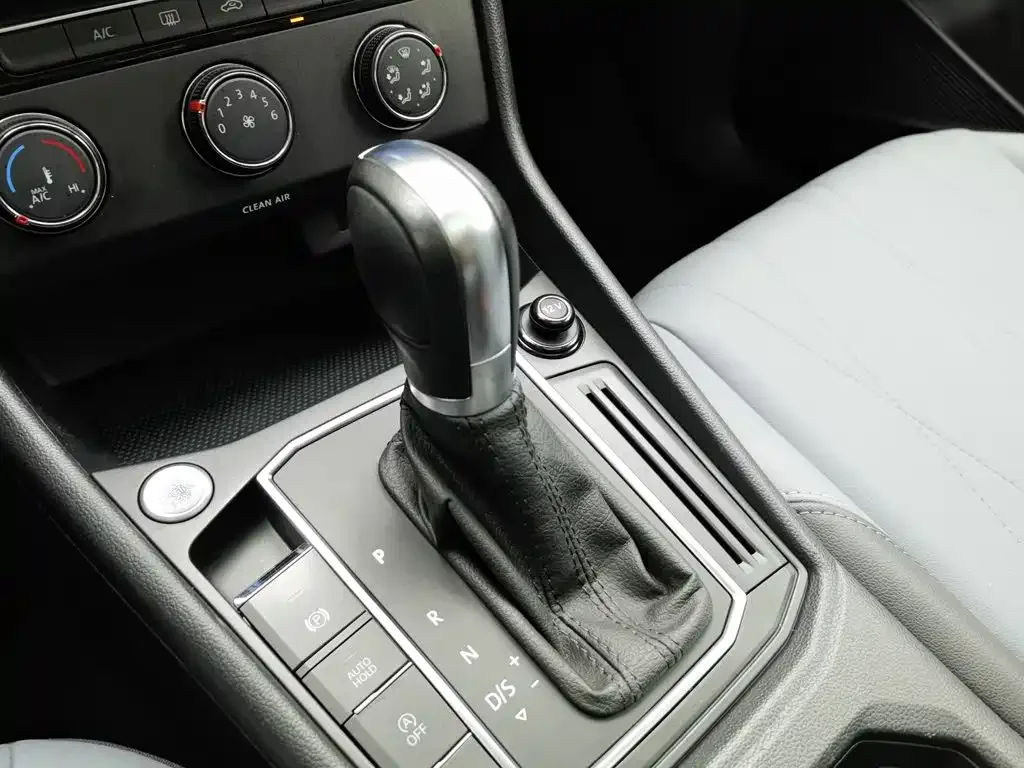 Volkswagen Lavida 2023 1.5L Auto Five Million Edition — Фото автомобиля 13