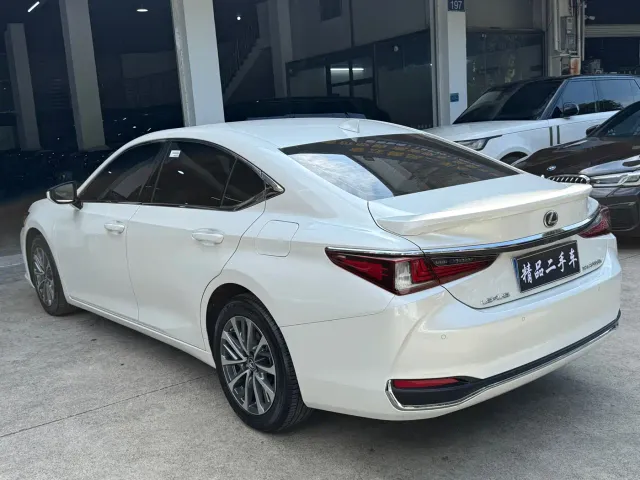 Lexus ES — Фото автомобиля 17