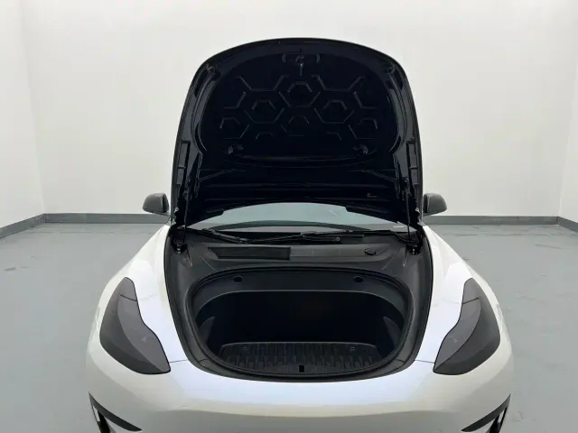 Tesla Model 3 — Фото автомобиля 14