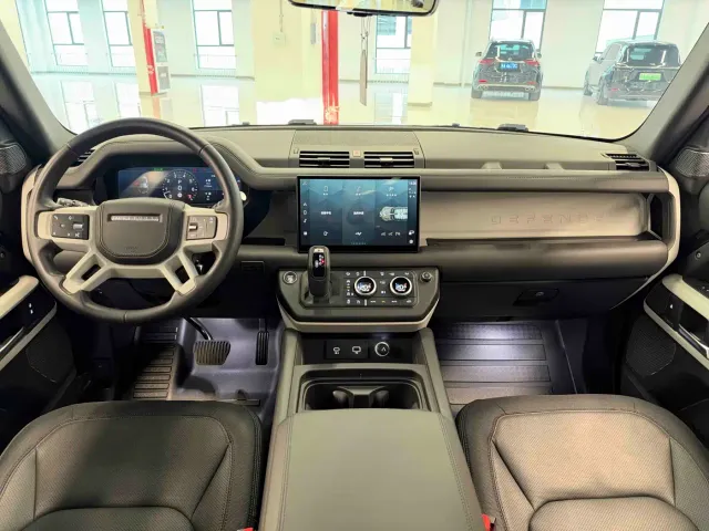 Land Rover Defender — Фото автомобиля 10