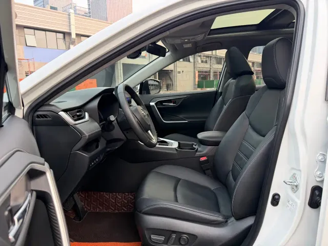 Toyota RAV4 — Фото автомобиля 4