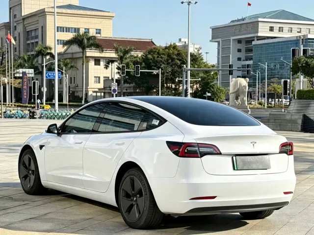 Tesla Model 3 — Фото автомобиля 4