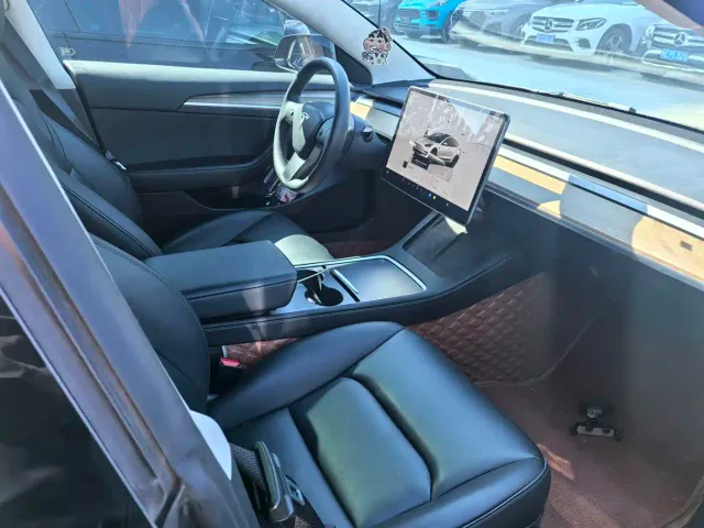 Tesla Model 3 — Фото автомобиля 12