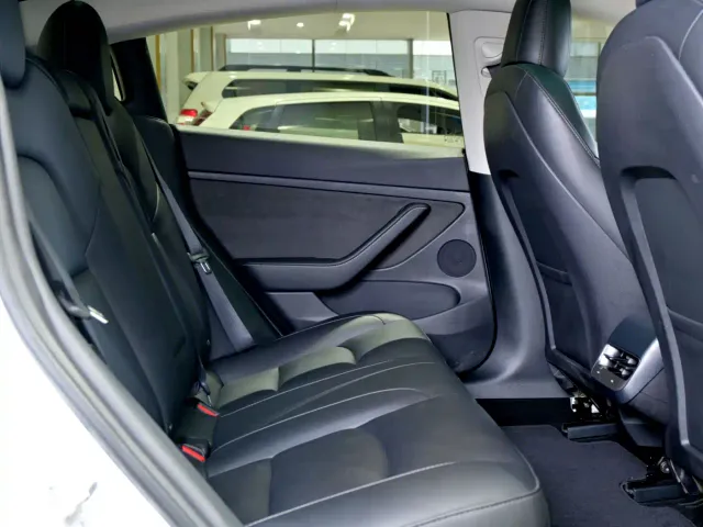Tesla Model 3 — Фото автомобиля 13
