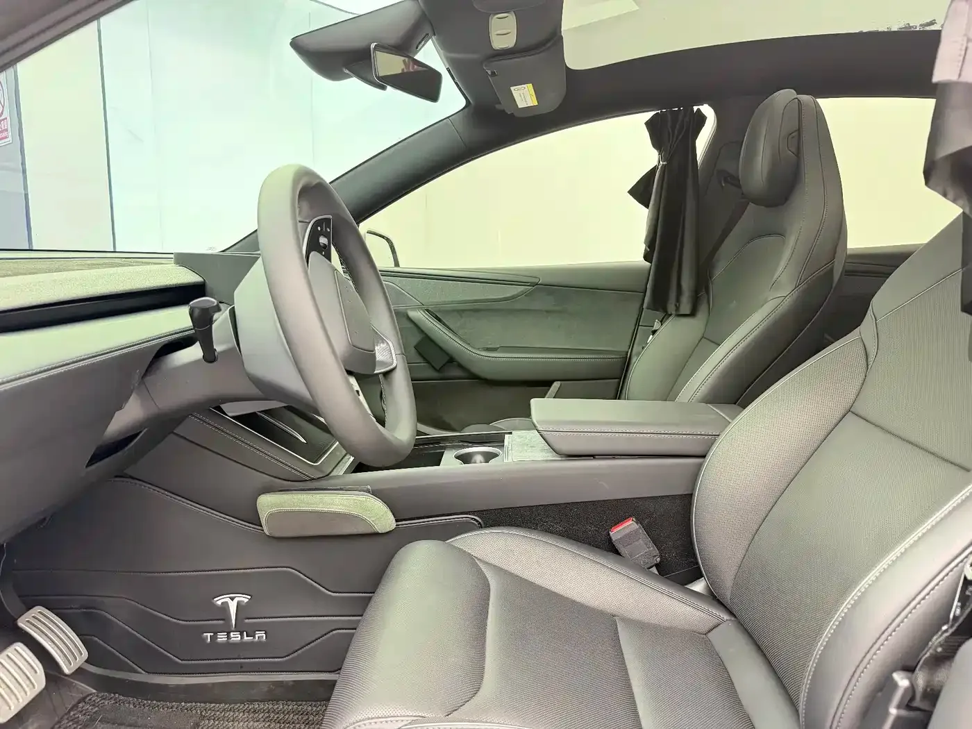 Tesla Model Y L 2025 Facelift Long Range AWD — Фото автомобиля 3