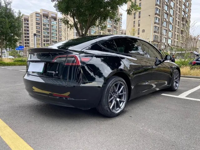 Tesla Model 3 — Фото автомобиля 5