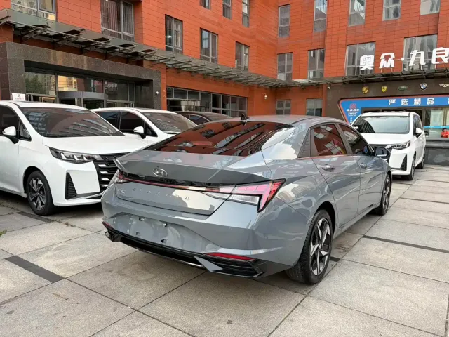 Hyundai Elantra 2022 1.5L CVT LUX Premium Edition — Фото автомобиля 8