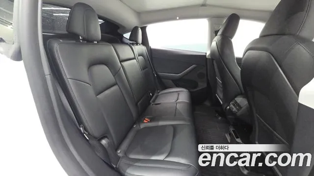 Tesla Model Y — Фото автомобиля 13