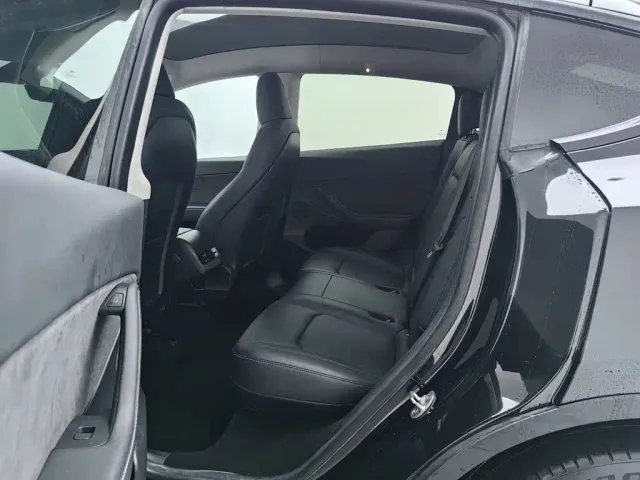 Tesla Model Y — Фото автомобиля 15