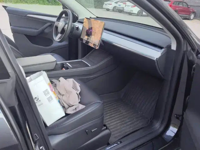 Tesla Model Y — Фото автомобиля 8
